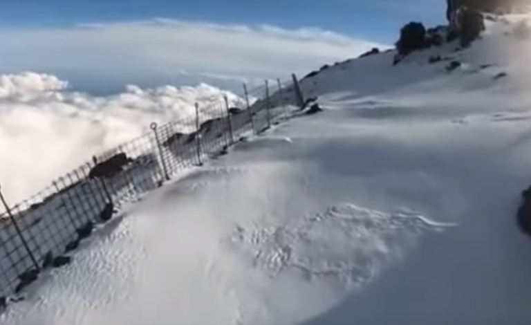 Encuentran el cuerpo sin vida de un montañero que grabó su propia caída mientras escalaba el Monte Fuji en Japón