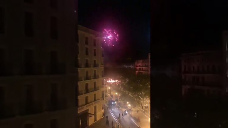 Este es el momento en el que los CDR lanzan un artefacto contra el helicóptero de los Mossos para intentar derribarlo