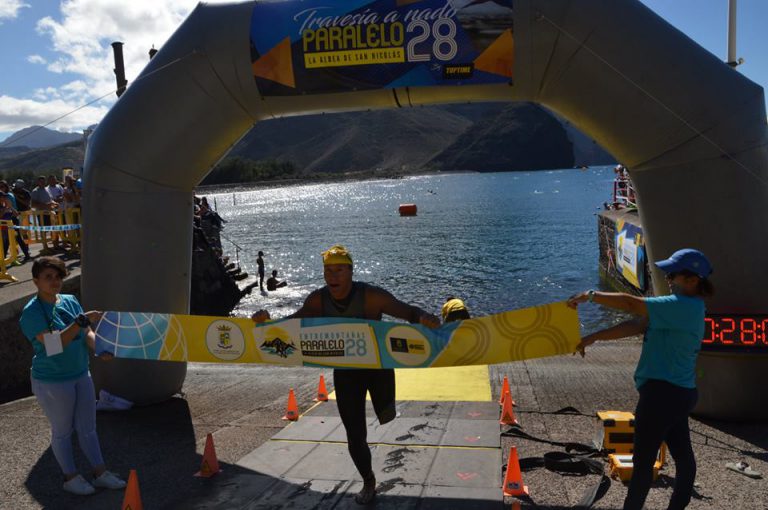 La travesía a nado homenajeará a Carmelo Santana Sánchez