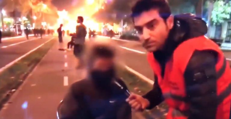 Las redes se mofan de la respuesta de este independentista cuando le preguntan por qué quema Barcelona