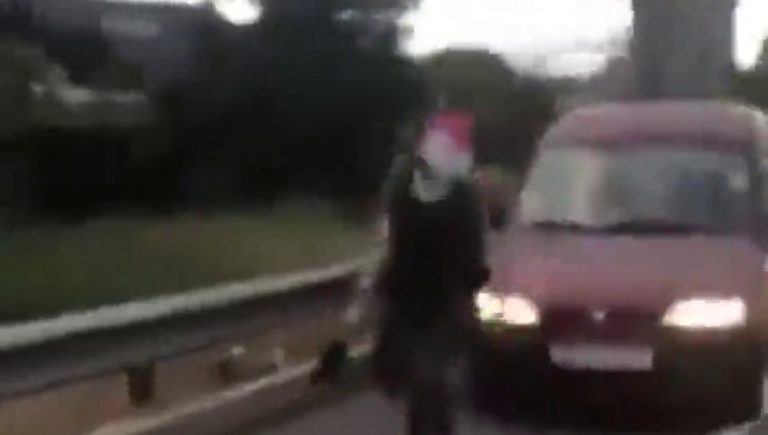 Un conductor pierde la paciencia y atropella a dos independentistas que cortaban una carretera