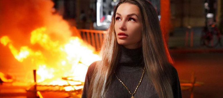 Críticas a estos influencer por posar frente a los disturbios de Barcelona