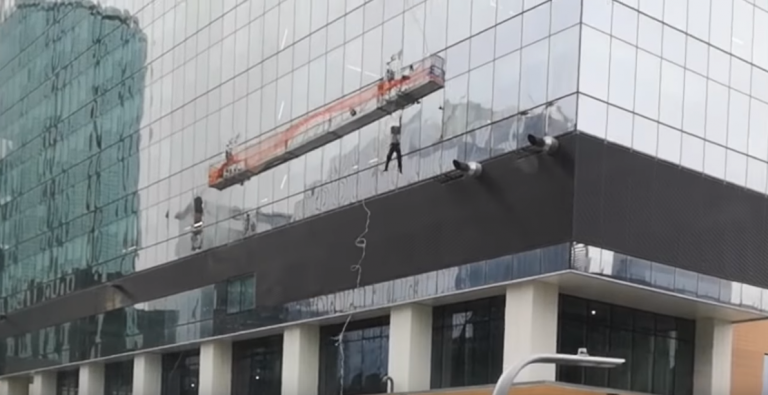 Dos limpiacristales salvan la vida tras sufrir un accidente en un rascacielos