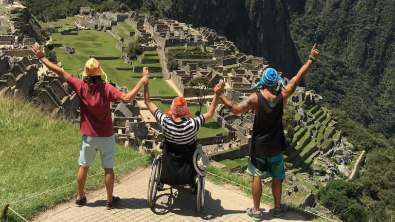 Carga con su compañero parapléjico para que pueda conocer el Machu Pichu