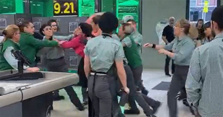 Una mujer golpea a los empleados de un Mercadona donde había robado langostinos, vino y jamón