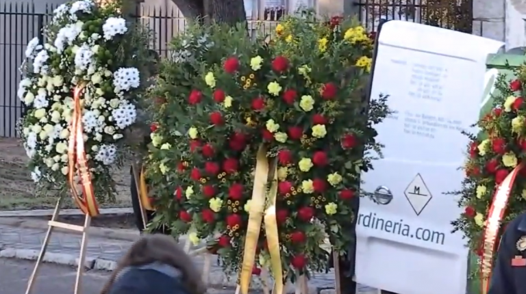 Llegan coronas de flores de nostálgicos del franquismo a Mingorrubio