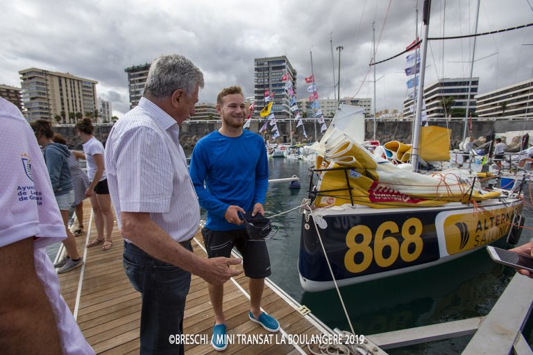 Pedro Quevedo da la bienvenida y traslada el apoyo de la ciudad a los regatistas de la Mini-Transat