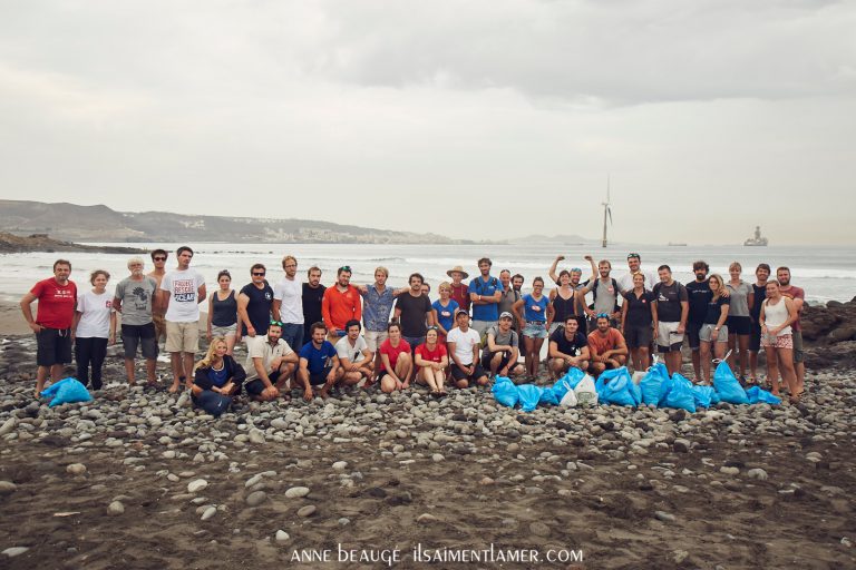 Regatistas de la Mini-Transat se implican en  una jornada de limpieza en la playa de Bocabarranco