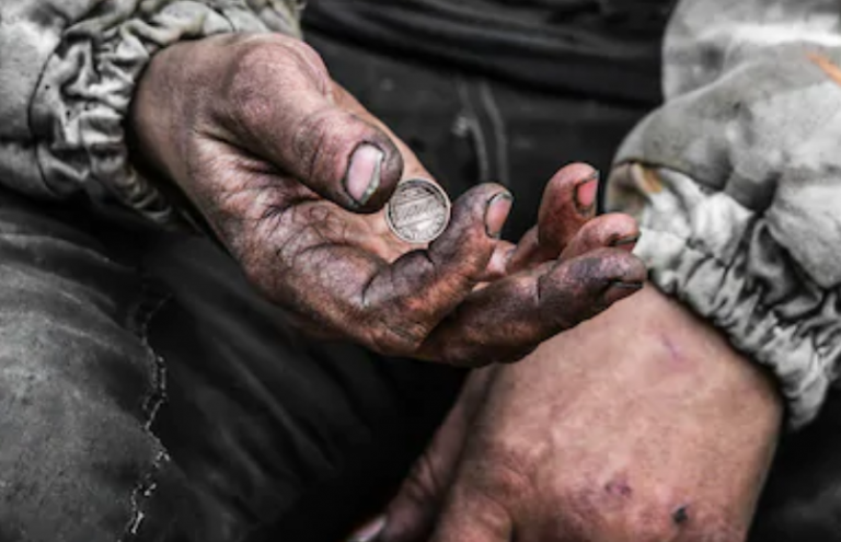 Fallece un mendigo y entre sus pertenencias encuentran miles de euros