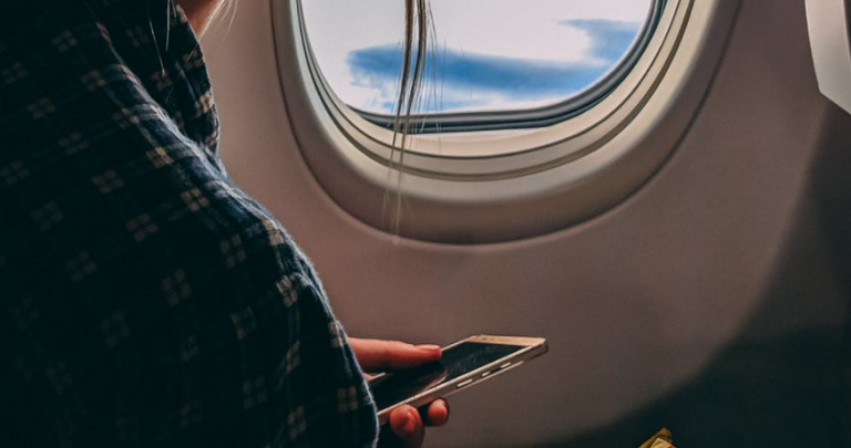 Un avión aterriza de emergencia después de encontrar en la cabina un teléfono móvil que nadie reclamó