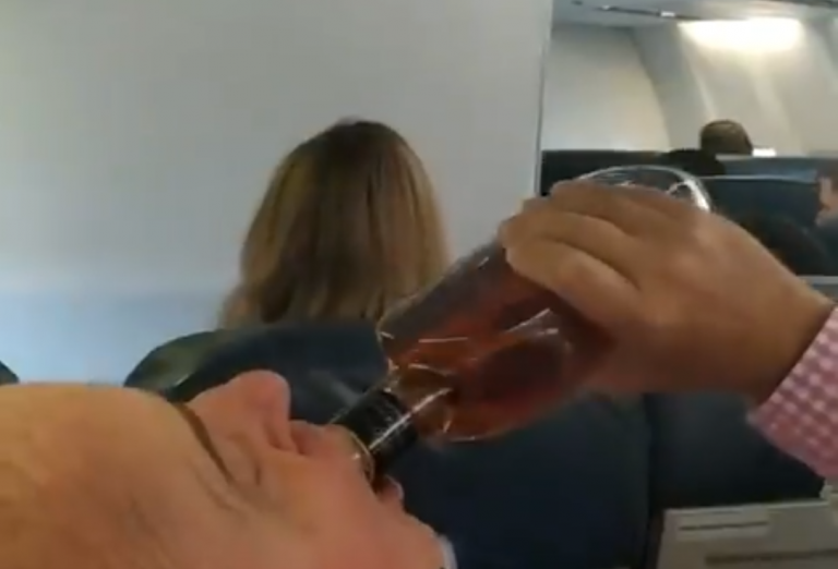 Falla el motor de un avión y todo los pasajeros se ponen a rezar, salvo dos que se dieron a la bebida