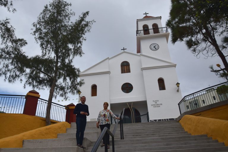 El alcalde de Gáldar visita las obras de rehabilitación de la Plaza de La Montaña