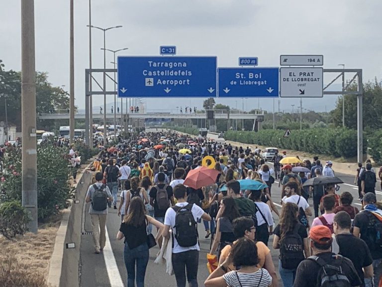 Cancelaciones en el Aeropuerto de Barcelona mientras el AVE sigue cortado