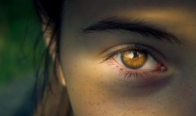 Un acosador encuentra la casa de una celebrity analizando el reflejo de sus pupilas en las fotos de las redes sociales