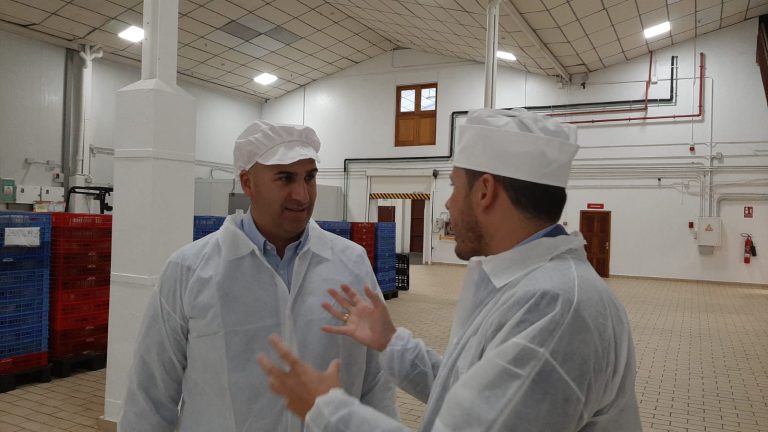 El alcalde de Telde visita la quesería Lomo Gallego recientemente galardonada en los premios “ World Cheese Awards”