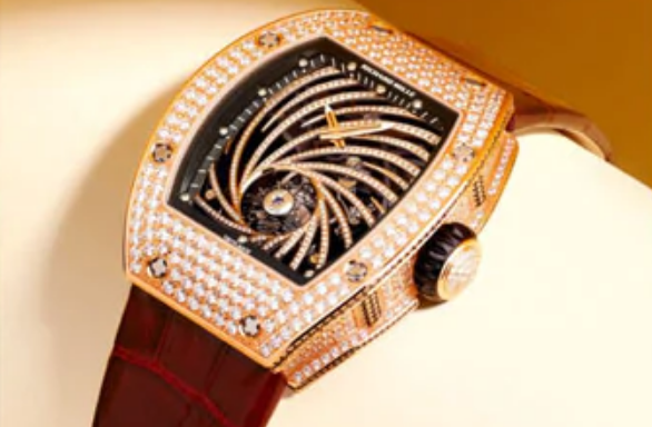 Un ladrón roba un reloj valorado en casi un millón de dólares de la muñeca de su dueño cuando le ofreció fuego para encender un cigarrillo