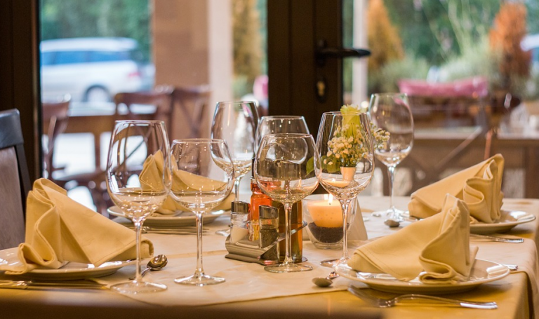 Una mujer se encuentra con su pareja 'fallecida' al acudir a un restaurante