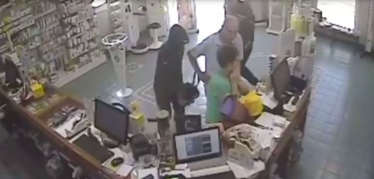 Ridículo atraco en Tenerife: dos ladrones armados intentan robar en una farmacia y se van sin nada