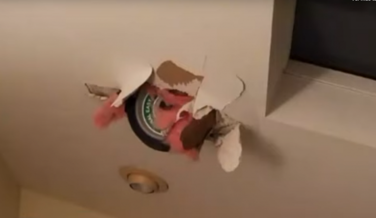 Una rueda se desprende de un helicóptero y atraviesa el tejado de una casa