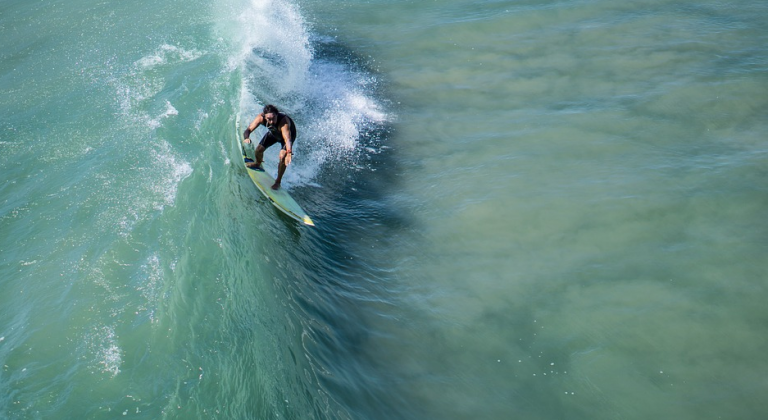 Un surfista herido tras saltar de su tabla y caer sobre un tiburón