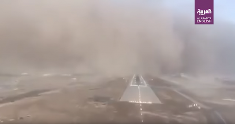 Así aterriza un avión comercial en medio de una tormenta de arena