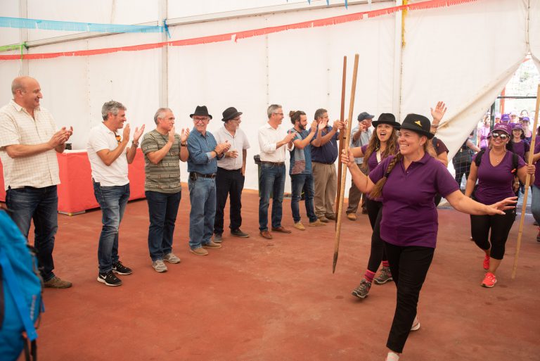 Un centenar de mujeres tiñe de malva las medianías para reivindicar su papel en el mundo rural con una trashumancia femenina pionera