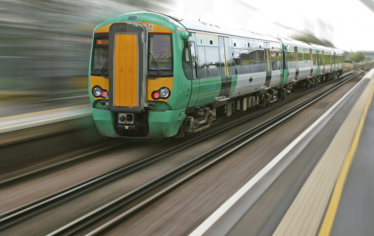 Una mujer pierde un pie al caer a las vías cuando intentaba subir a un tren en marcha
