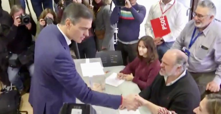 Sánchez vota ante una gran expectación mediática