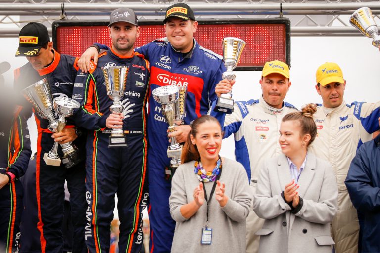 La alcaldesa de Santa Cruz entrega el primer premio del Rallye Isla Tenerife