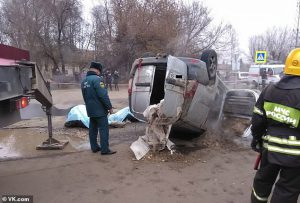 Dos personas "cocidas vivas" después de que su coche cayera en un socavón provocado por la rotura de una tubería de agua caliente 18 21195602 7701383 image a 45 1574161101260