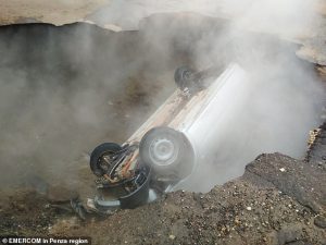 Dos personas "cocidas vivas" después de que su coche cayera en un socavón provocado por la rotura de una tubería de agua caliente 17 21195614 7701383 image a 41 1574161081809