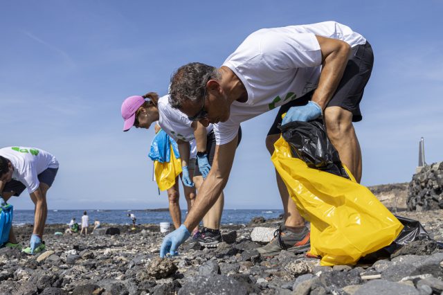 Más de cien personas participan en la limpieza de La Caleta 20 ADEJE Coast clean up 8914 copia