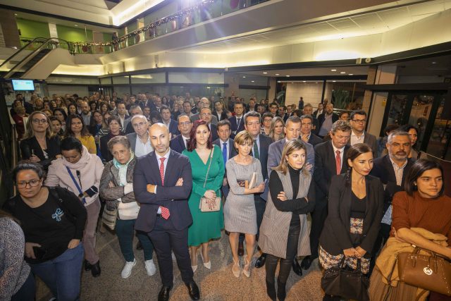 Asistentes a la inauguración del Belén Solidario en Miller Bajo