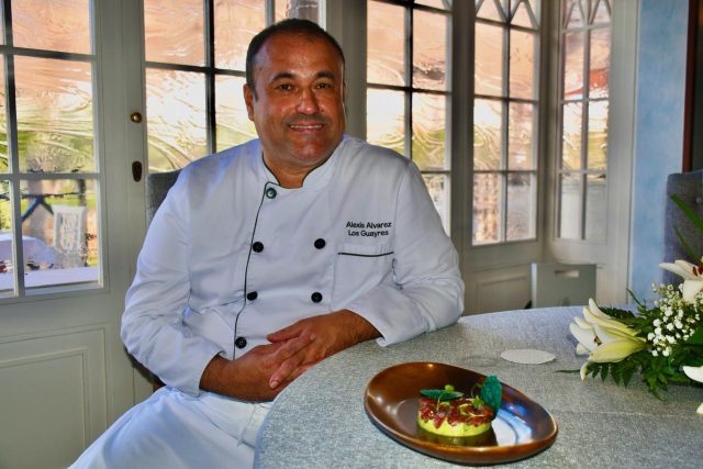 Álvarez con su plato para la presentación de la V Feria del Aguacate de Mogán