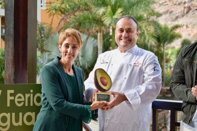 Bueno entrega reconocimiento por su colaboración a Álexis Álvarez