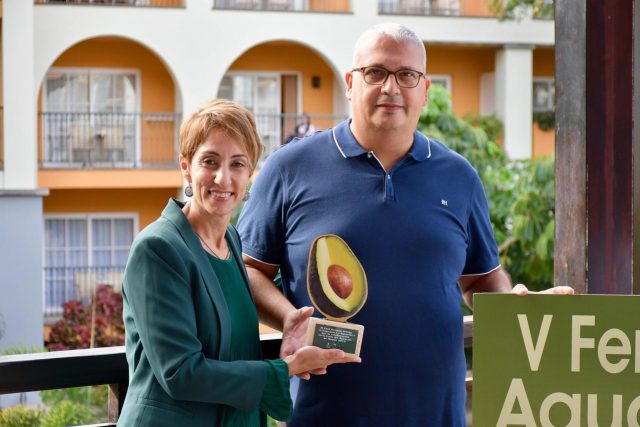 Bueno entrega reconocimiento por su colaboración a Germán Ortega