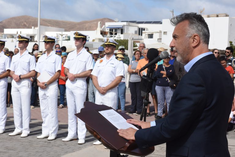 El presidente de Canarias celebra “un día histórico” en La Graciosa con la primera escala de el Juan Sebastián Elcano en la Isla