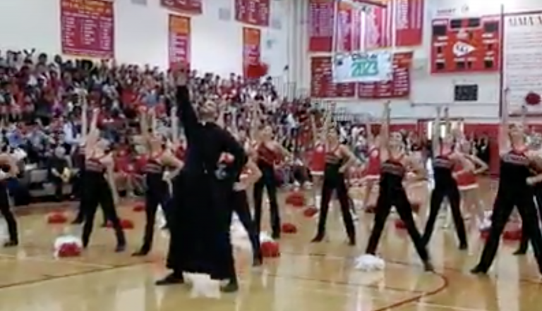 Un cura irrumpe en el baile de unas animadoras y desata el furor en los asistentes