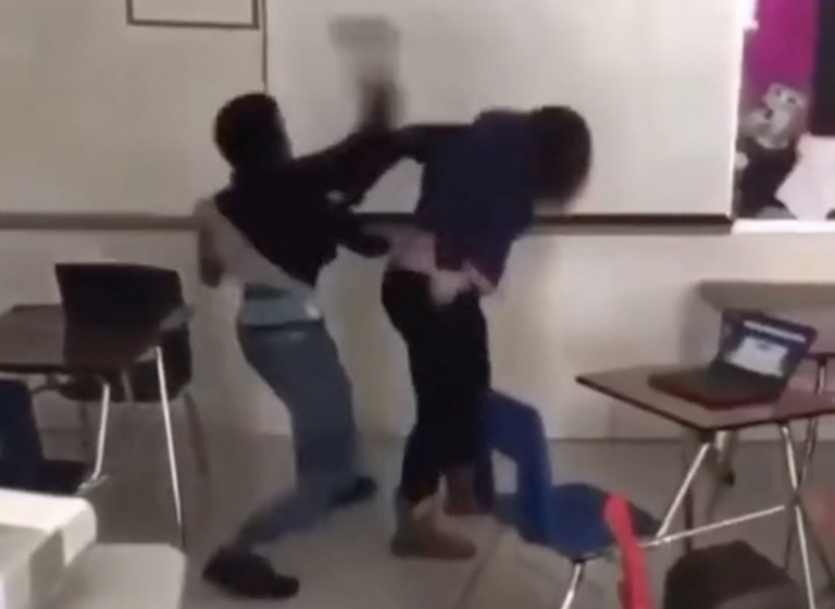 Un alumno arrestado después de que las imágenes de una brutal paliza a su profesora se viralizasen en las redes sociales