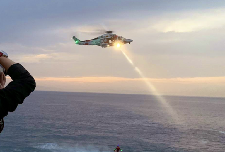 Así fue el espectacular rescate en helicóptero de las 22 personas atrapadas en una cueva de Jávea