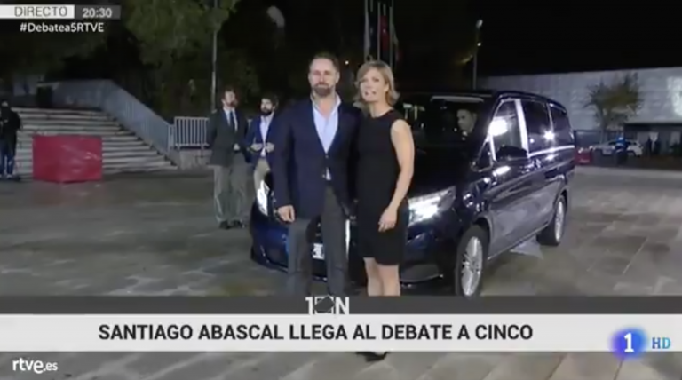 Abascal llega al debate sin corbata y con la camisa muy abierta