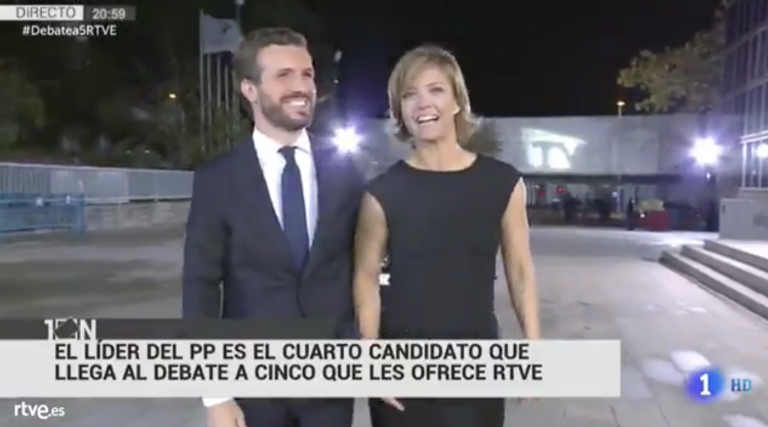 Casado llega puntual y muy sonriente al debate