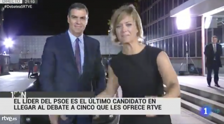 Sánchez acude al debate con traje oscuro y corbata morada