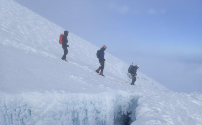Una fallecida y dos heridos tras caer por la grieta de un volcán en Ecuador