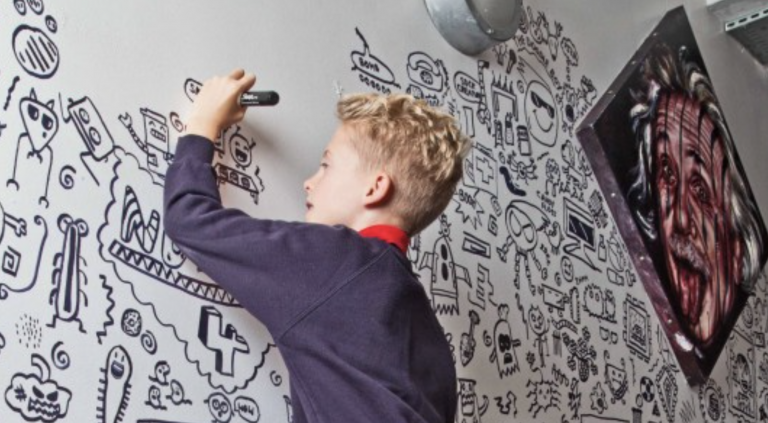 Le regañan por dibujar en clase y un restaurante le contrata para adornar sus paredes