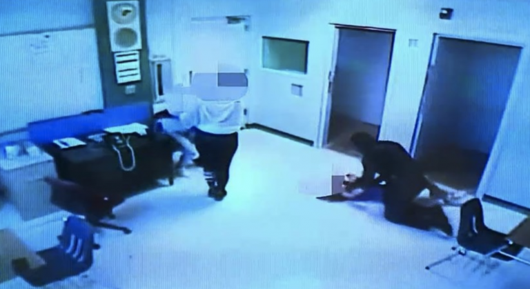 La brutal agresión de un policía a una estudiante en un instituto