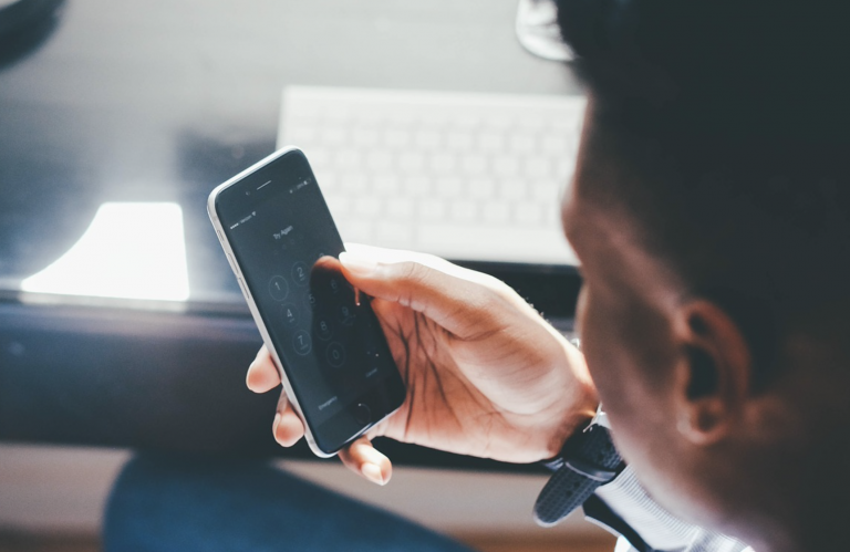 Un joven denuncia que el Servicio Público de Empleo (SEPE) desvía las llamadas a su teléfono móvil