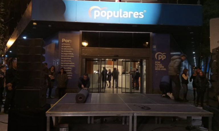 El PP monta una plataforma en la puerta de Génova