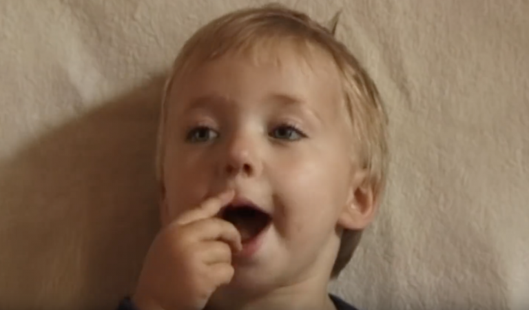 Graba a su hija todos los días hasta que cumple 18 años y este es el resultado