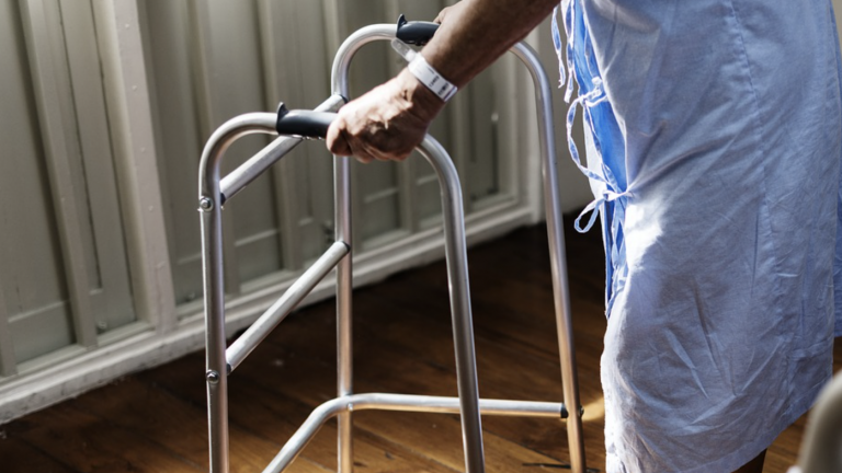 Rescatan a dos ancianos que llevaban días caídos en el suelo de sus casas en Oviedo